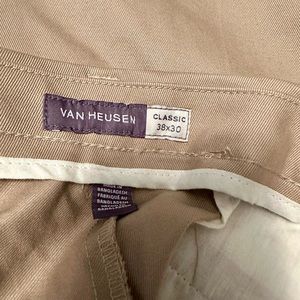 Men’s Van Heusen 33 x 30 classic fit men’s khakis. NWT
